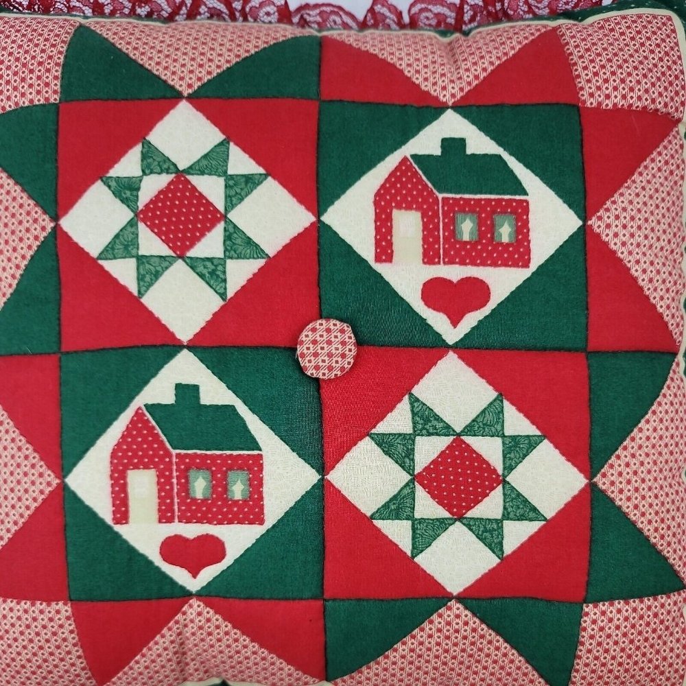 Country House 14 Inch Christmas Colors Throw Pillow With Lace Boarder
